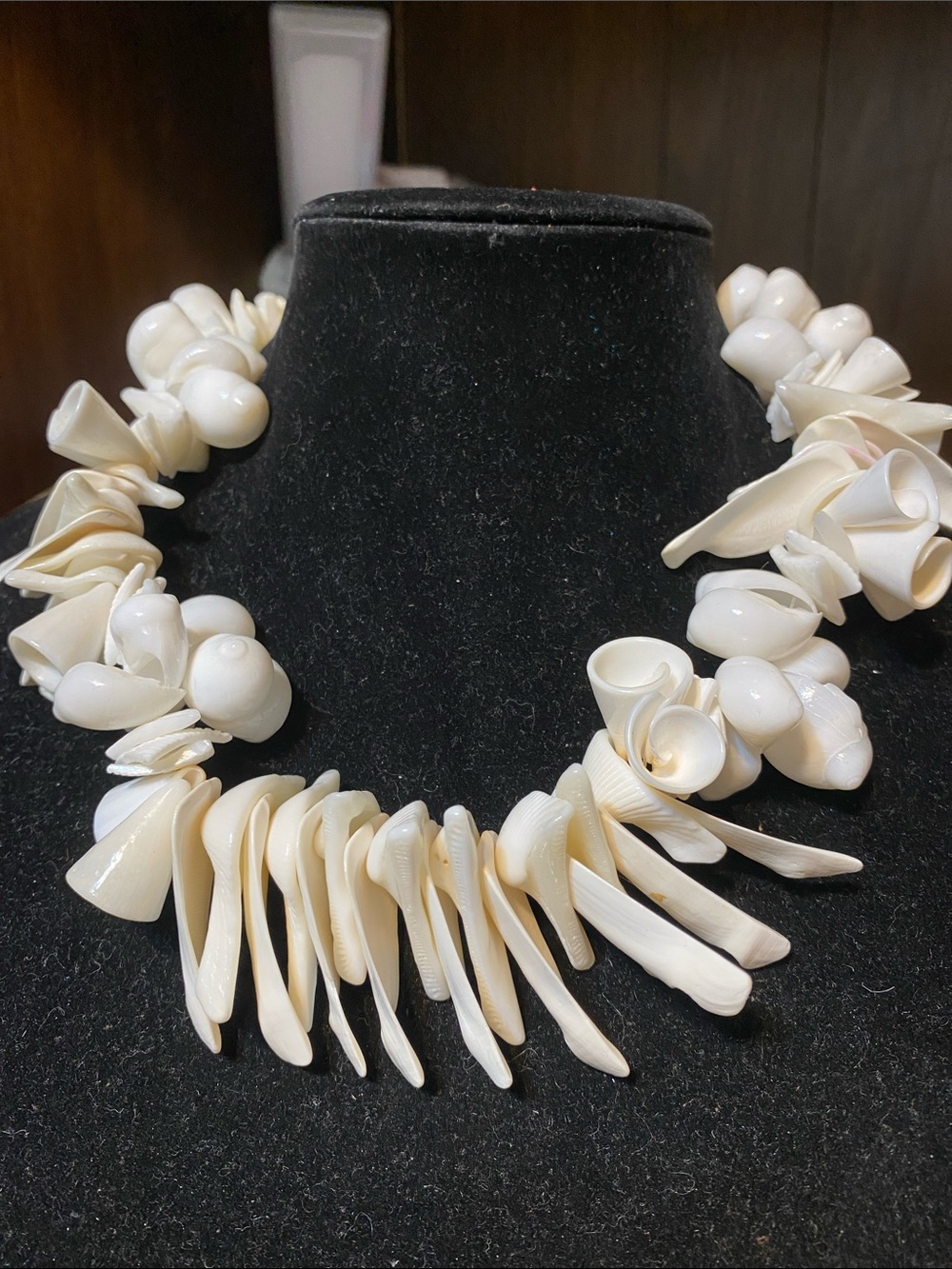 BEAUTIFUL Creamy White vintage Shell Statement Necklace